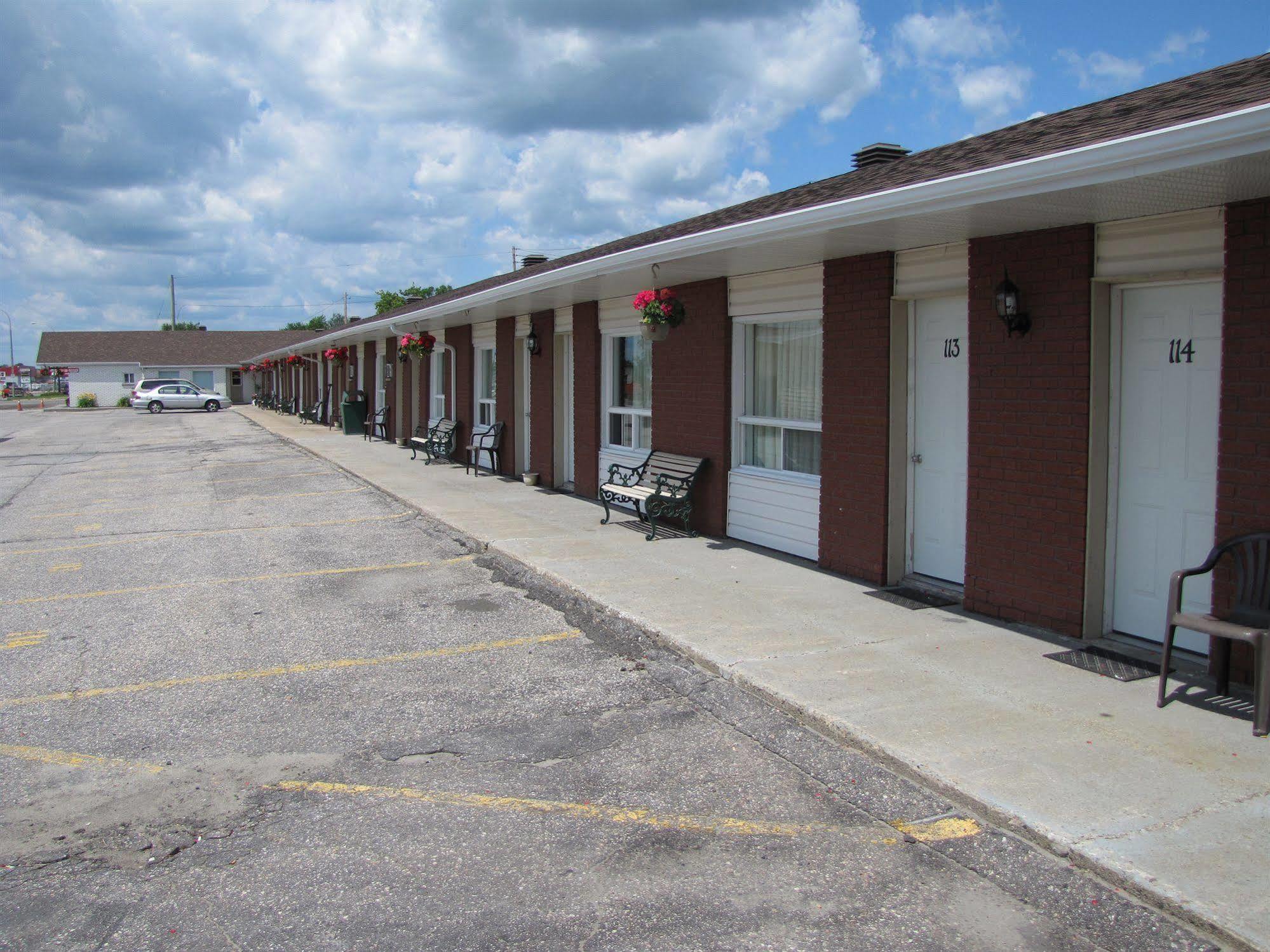 Lincoln Motel Sturgeon Falls Екстериор снимка